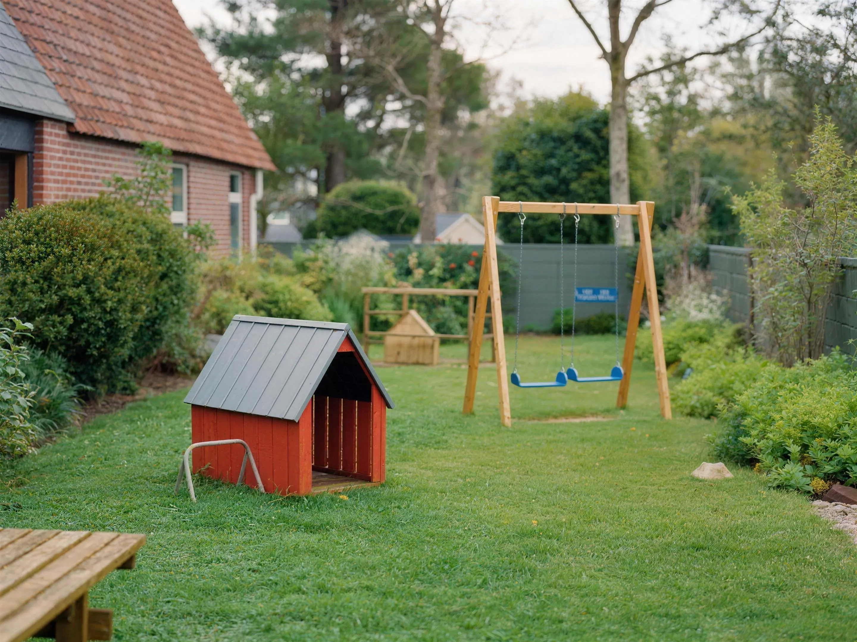 Kindvriendelijke tuin — Kindvriendelijke tuin met veilig gras en speelruimte, daglicht.