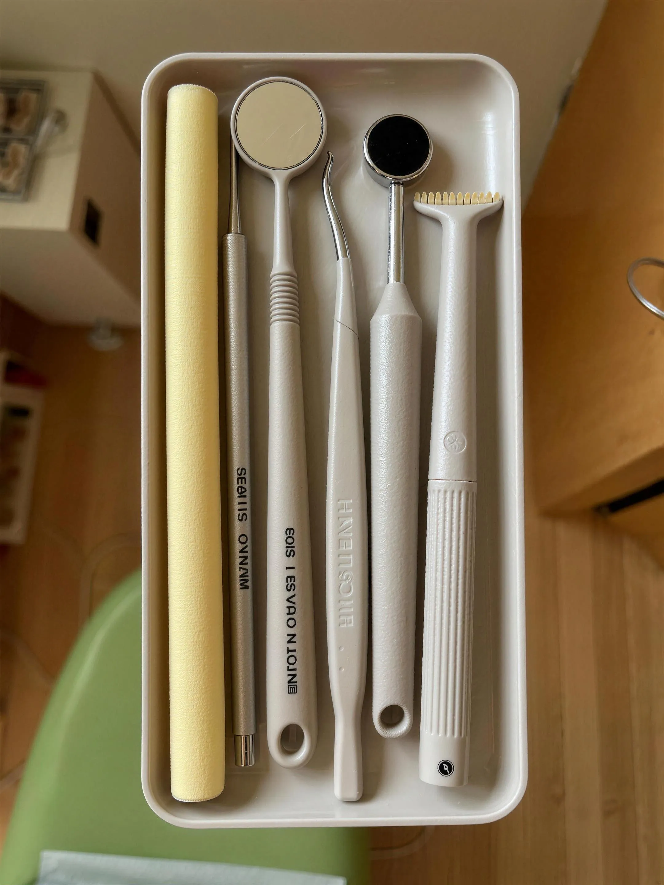 Mondhygiëne-instrumenten klaargelegd in de behandelkamer